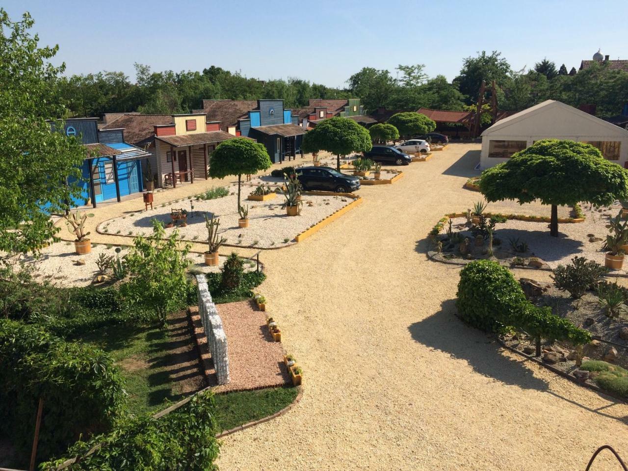 Convoy Panzio Bed & Breakfast Szajol Bagian luar foto